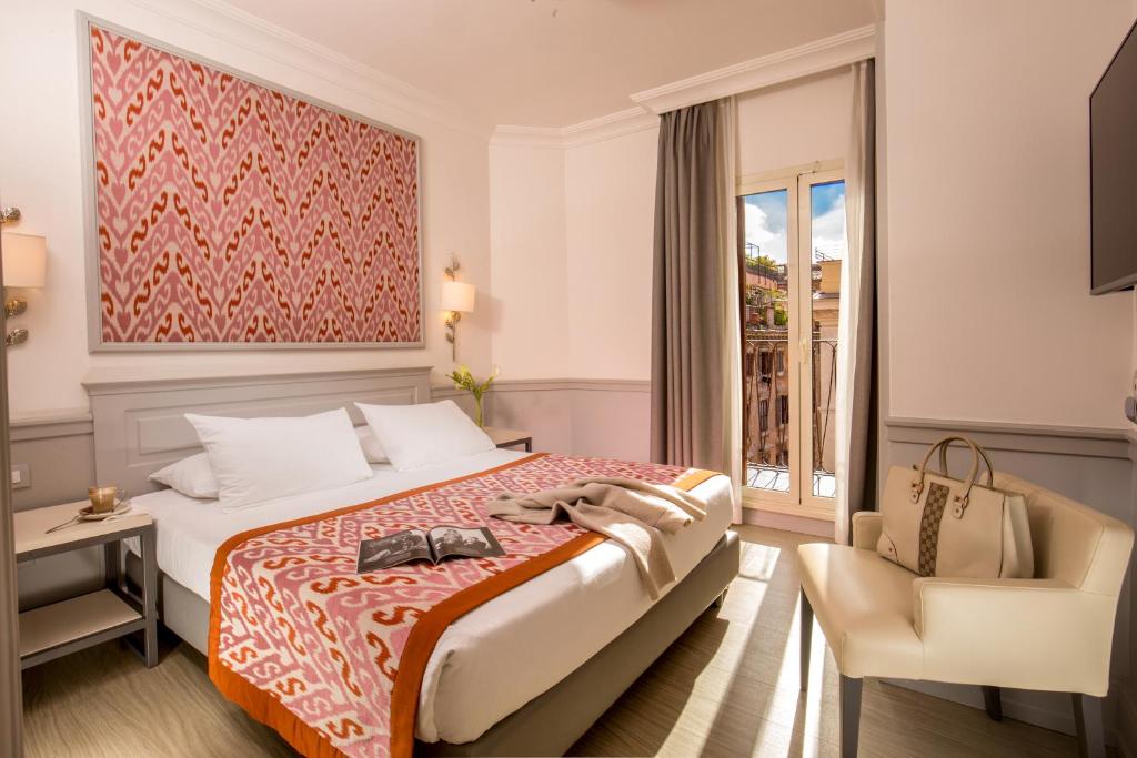 Ein Zimmer im Hotel Della Conciliazione mit roten und orangefarbenen Dekorationen.