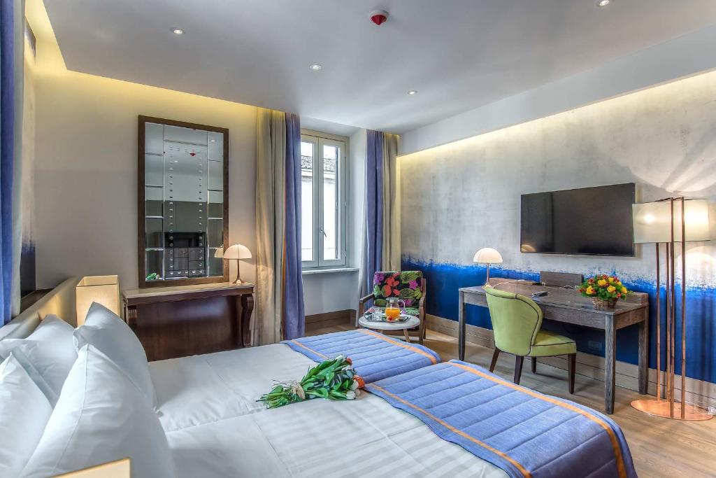 Ein Zimmer im Hotel Martis Palace mit großem Bett, Schreibtisch und blauem Wanddetail.